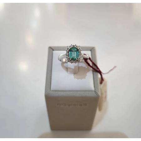 ANELLO PGgioielli Smeraldo e diamanti realizzato in oro bianco 750/1000