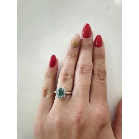 ANELLO PGgioielli Smeraldo e diamanti realizzato in oro bianco 750/1000